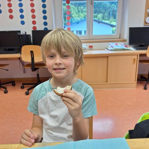 Gesunde Jause mit selbst angebauten und geernteten Radieschen