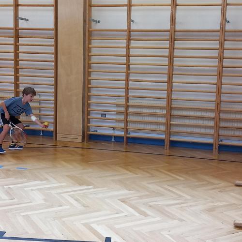 Tennis im Turnsaal